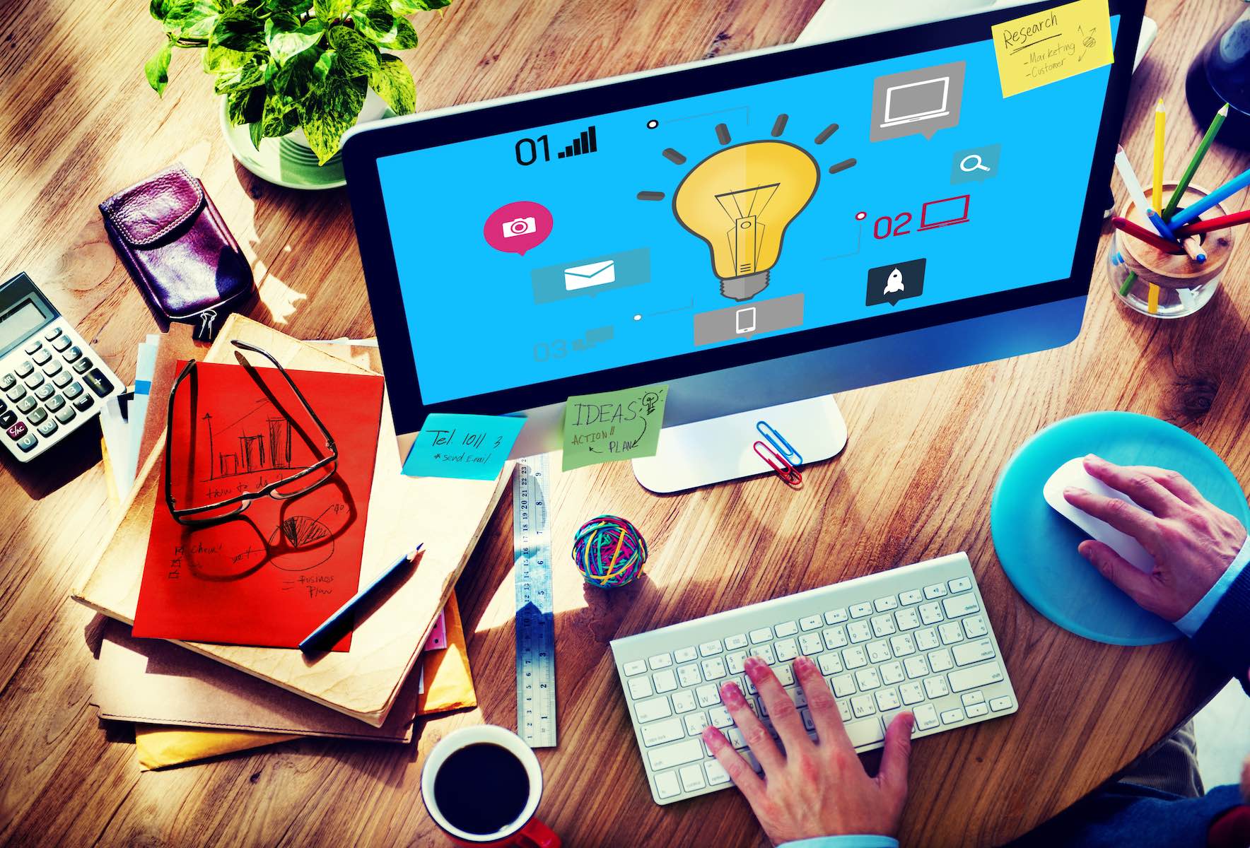 Arbeitsplatz mit Laptop und Ideen zur Website-Planung